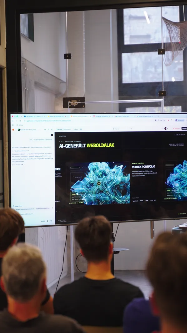 AI-generált weboldalakat bemutató kivetített képernyő az AI Egyetem előadásán.